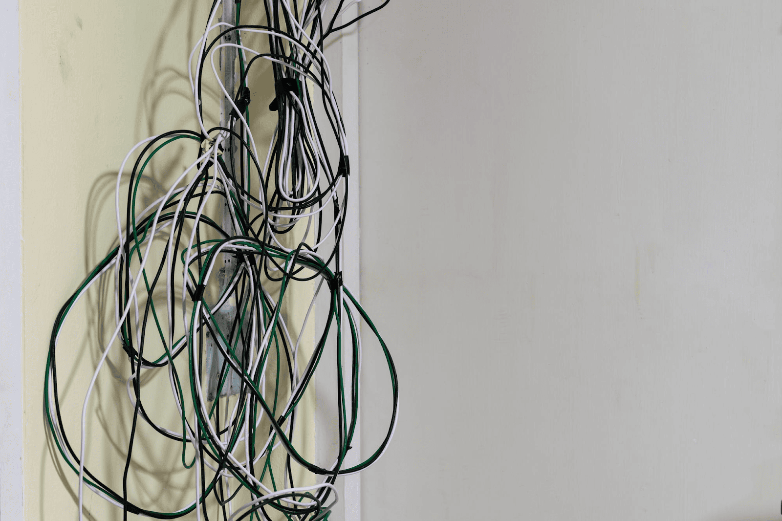 Как красиво замаскировать провода на стене