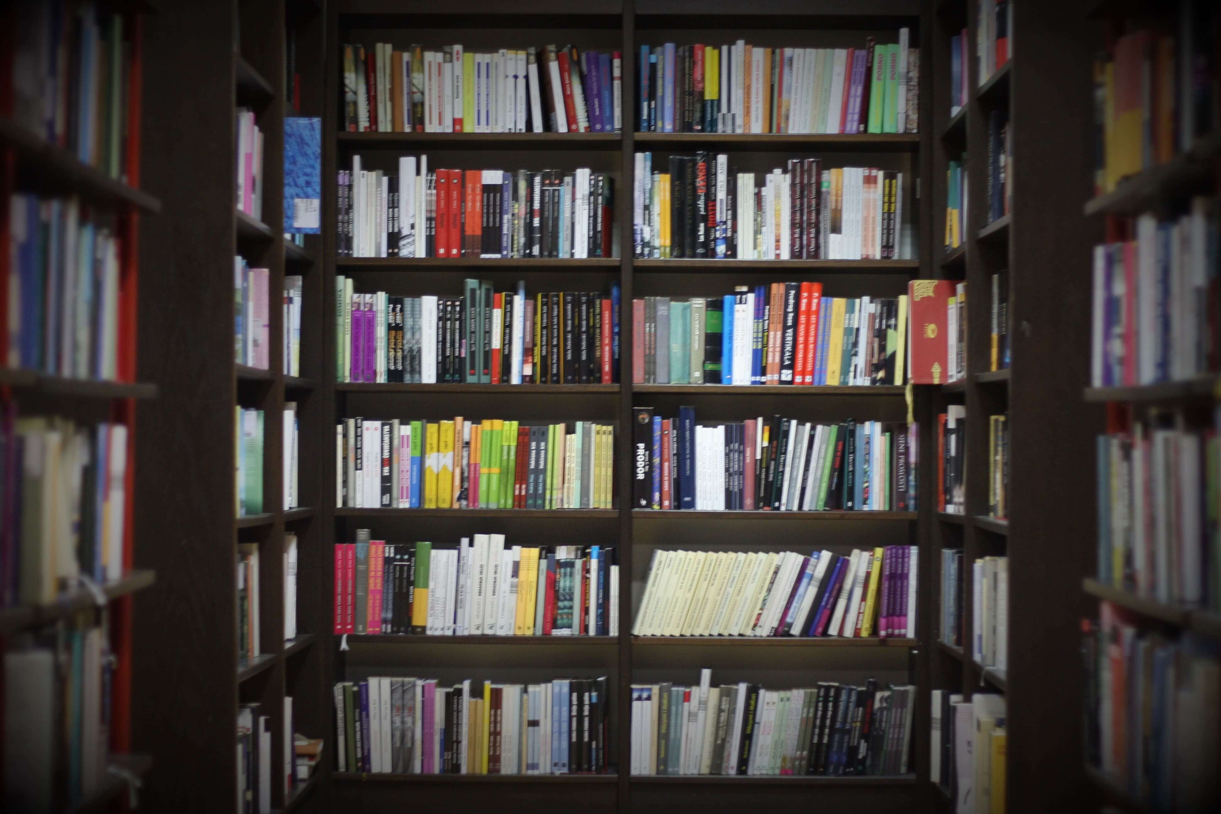 Книжные шкафы в интерьере