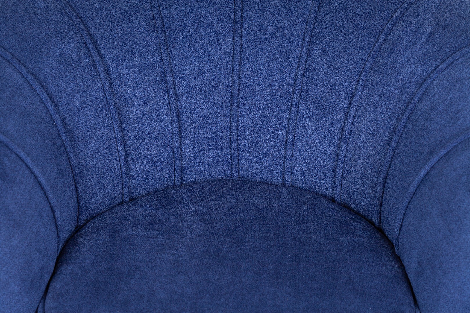 Низкое кресло ракушка Pearl синий в интерьере