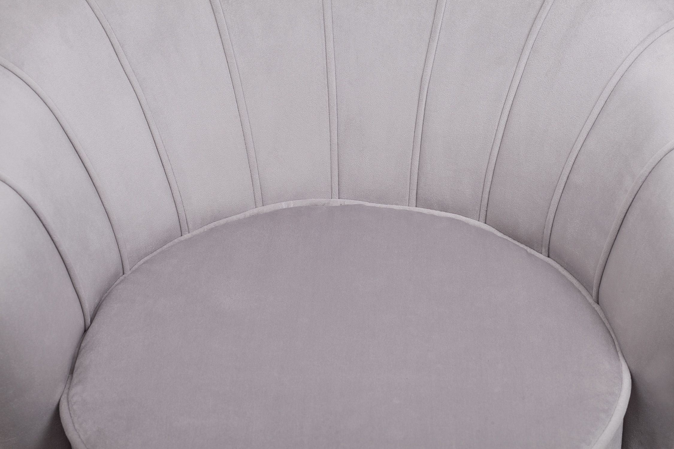 Низкое кресло ракушка Pearl Grey в интерьере