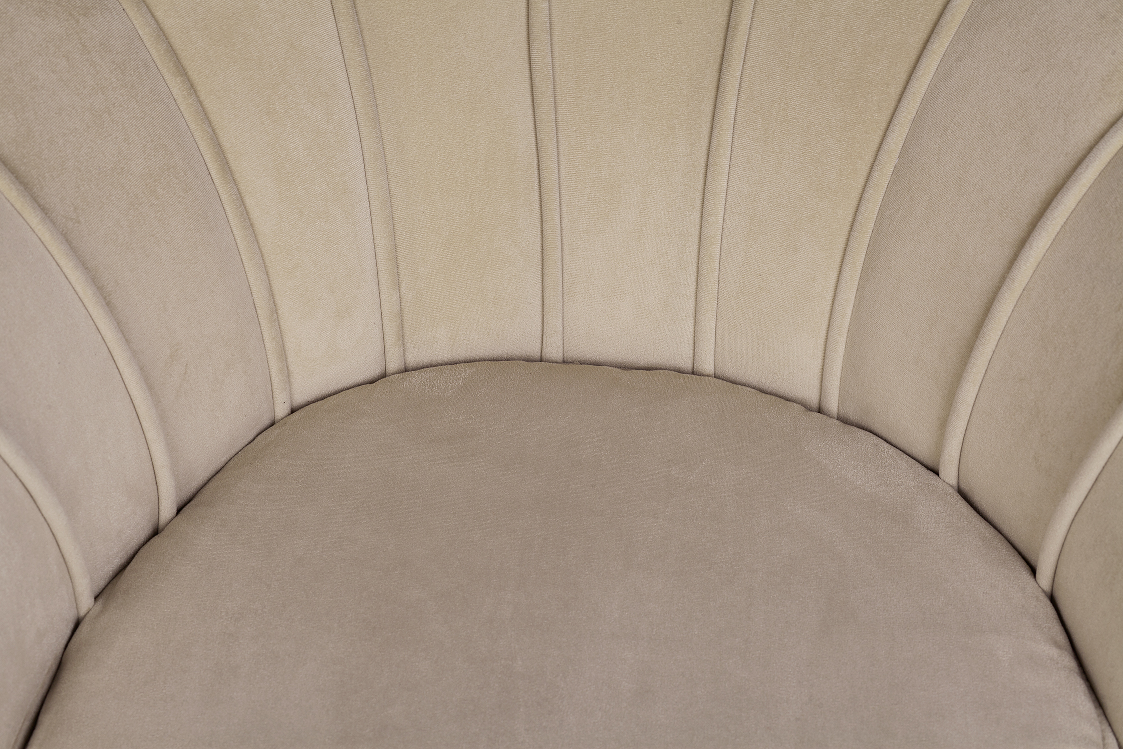 фото Низкое кресло ракушка Pearl Taupe в интерьере