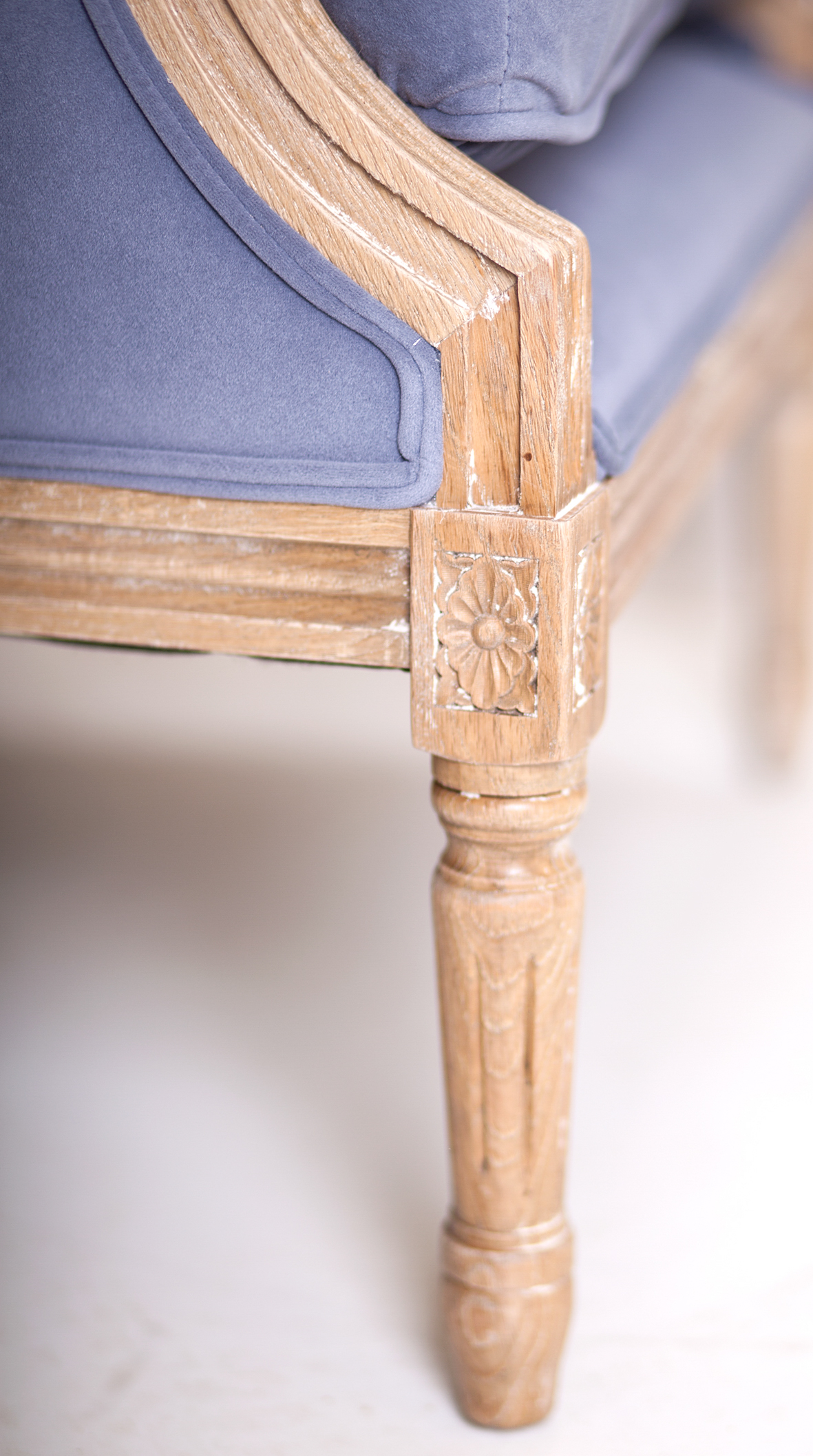 Классическое кресло Coolman Sky Grey в интерьере