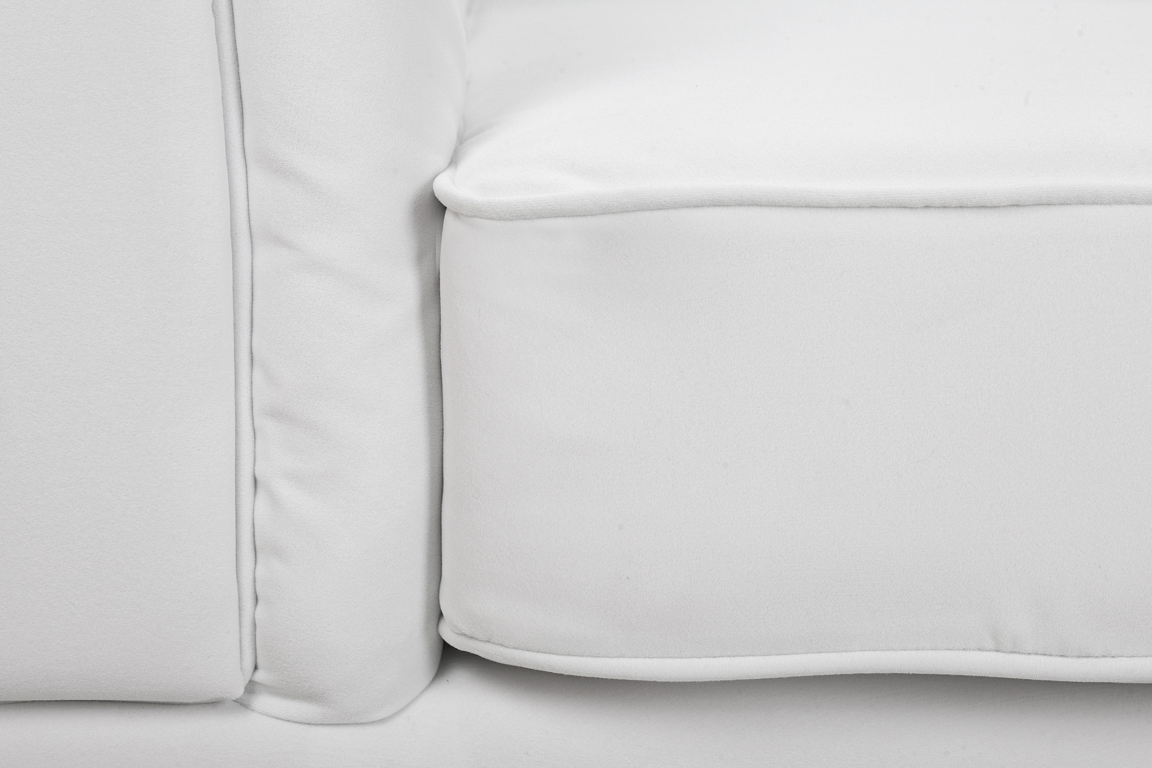 фото Низкое кресло Dasen White в интерьере