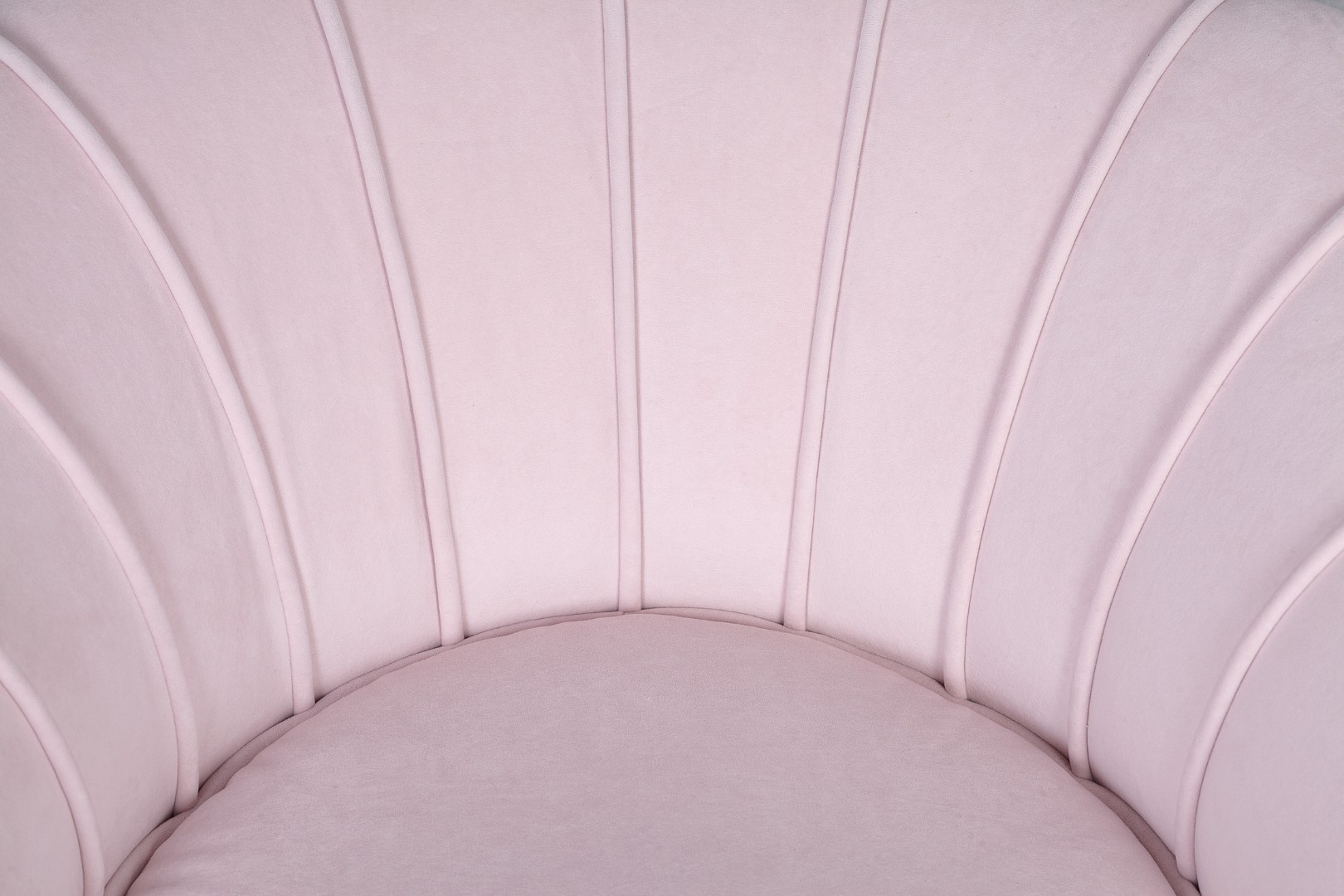 Низкое кресло ракушка Pearl розовый V2 в интерьере в Москве Низкое кресло ракушка Pearl розовый V2 в интерьере
