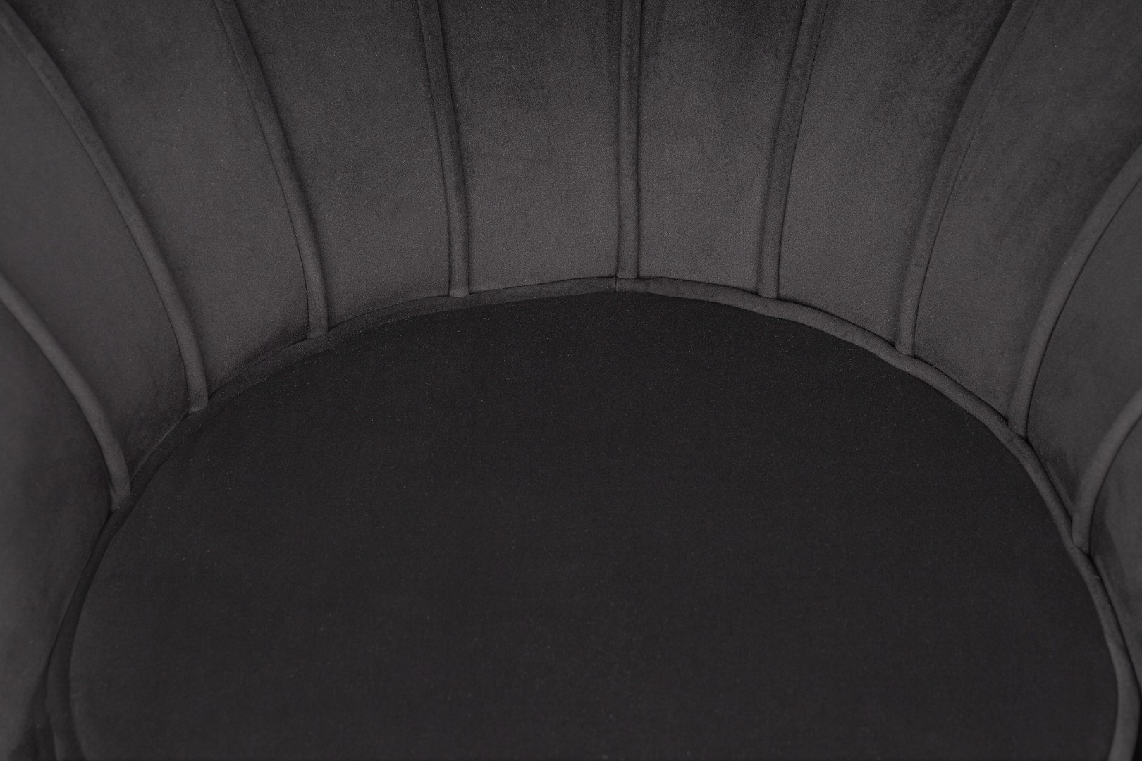 фото Низкое кресло ракушка Pearl черный V2 в интерьере