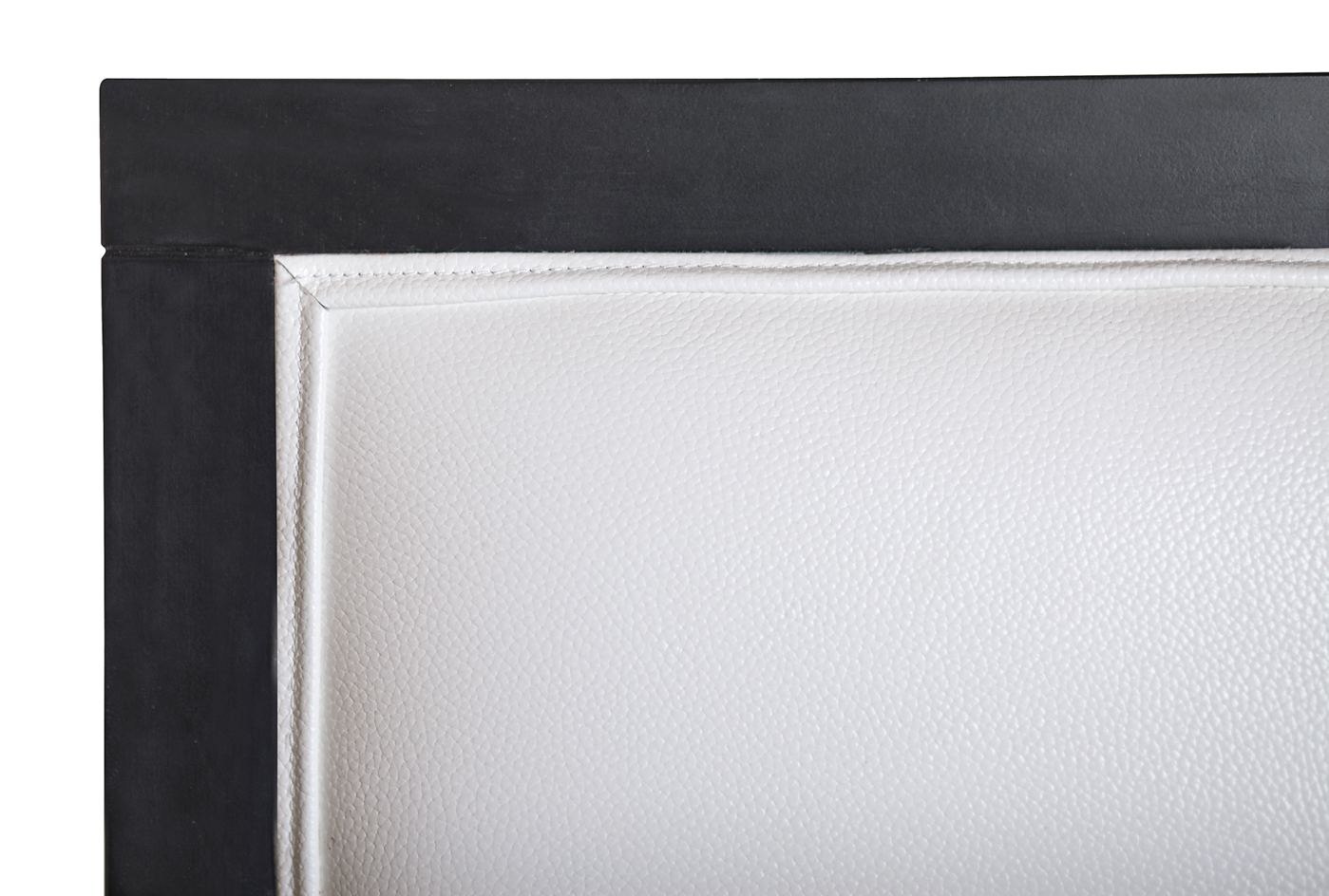 Классическое кресло Colin White Leather в интерьере