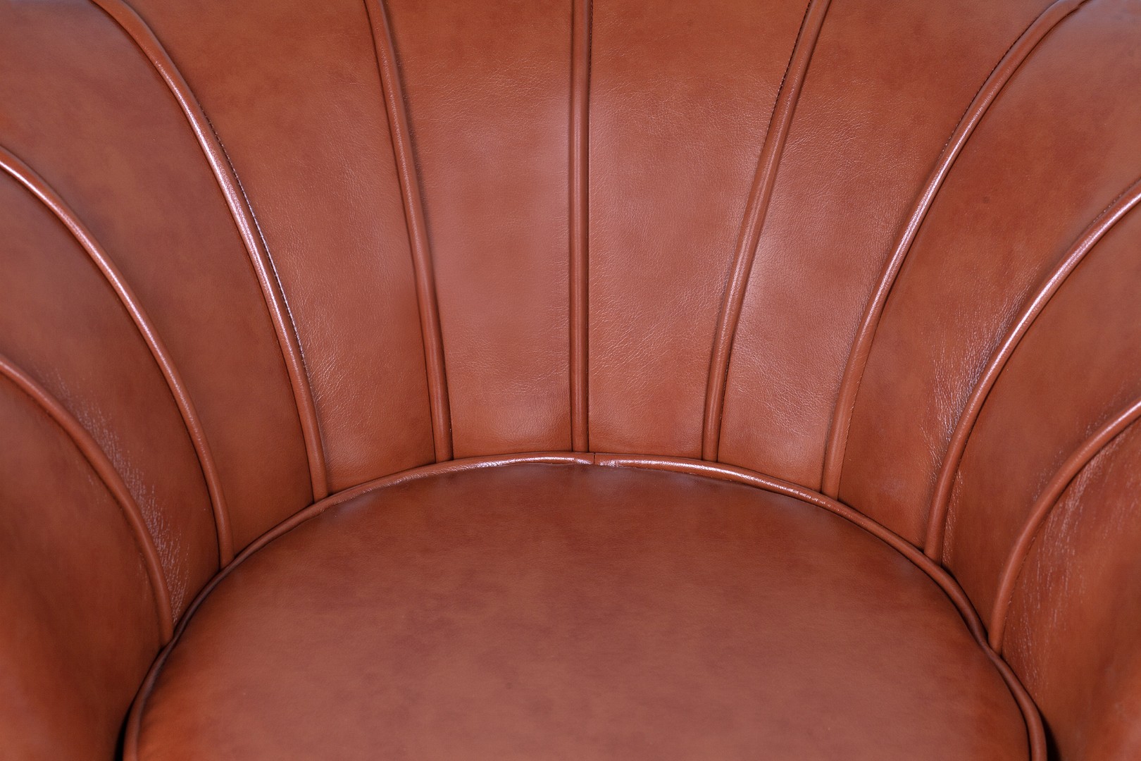 Низкое кресло ракушка Pearl Brown в интерьере