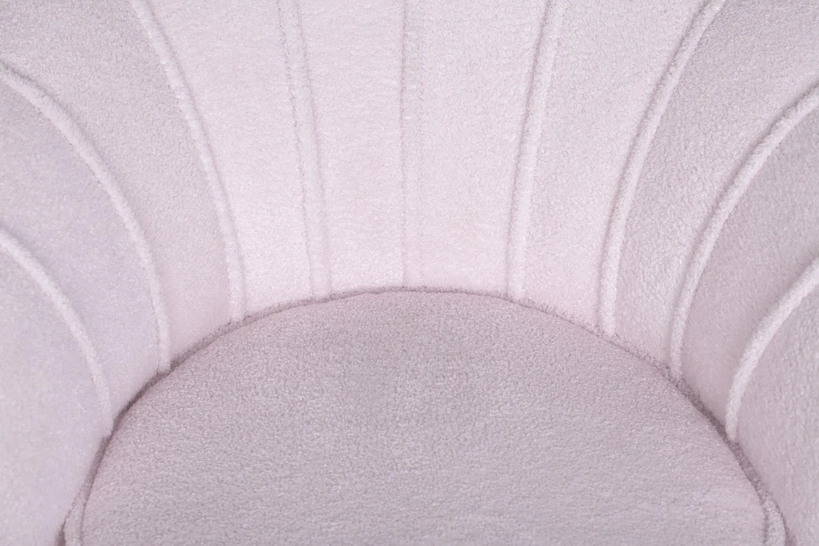 Низкое кресло ракушка Pearl Pink Boucle в интерьере в Екатеринбурге