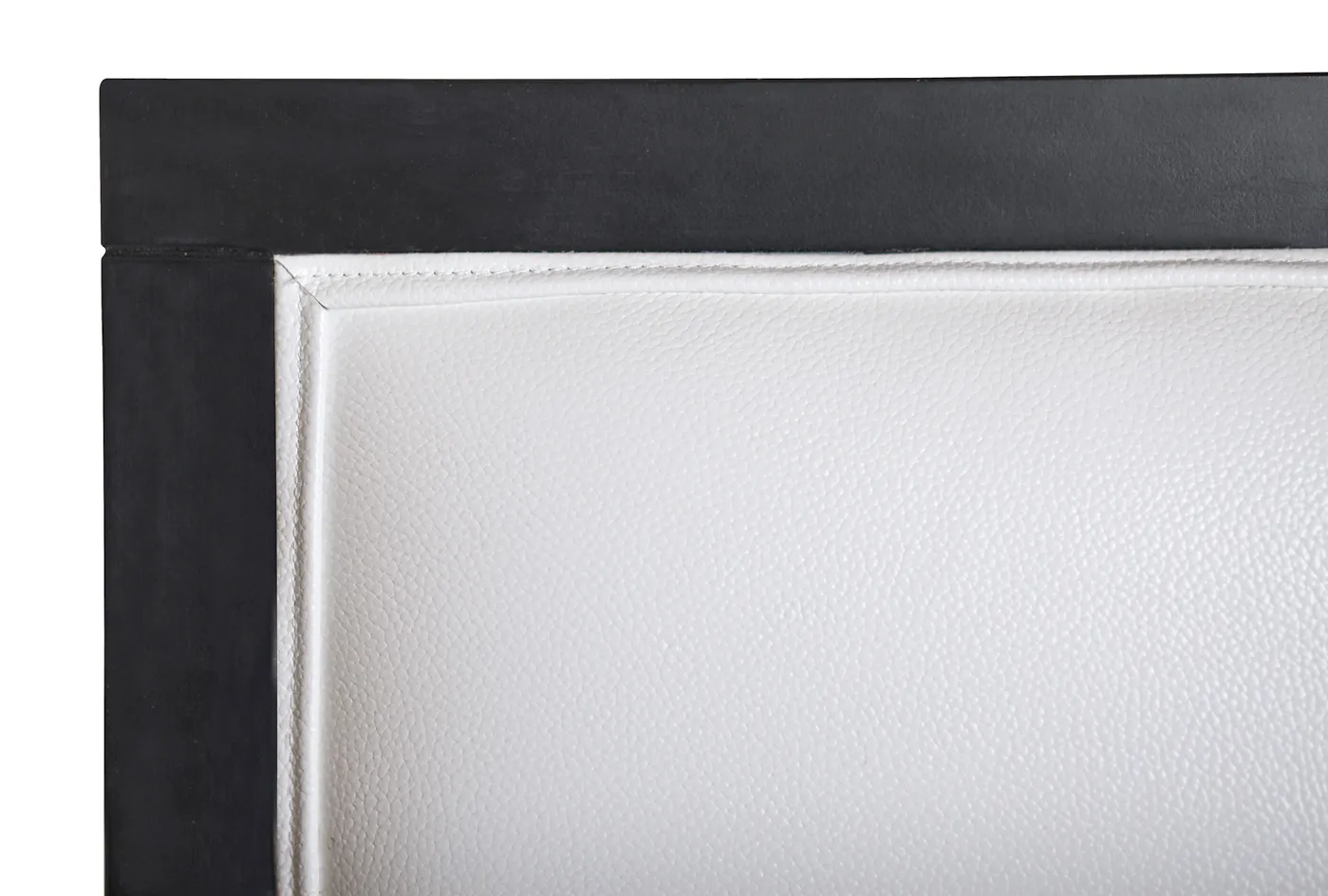 Классическое американское кресло Colin White Leather в интерьере в Москве Классическое американское кресло Colin White Leather в интерьере в Екатеринбурге