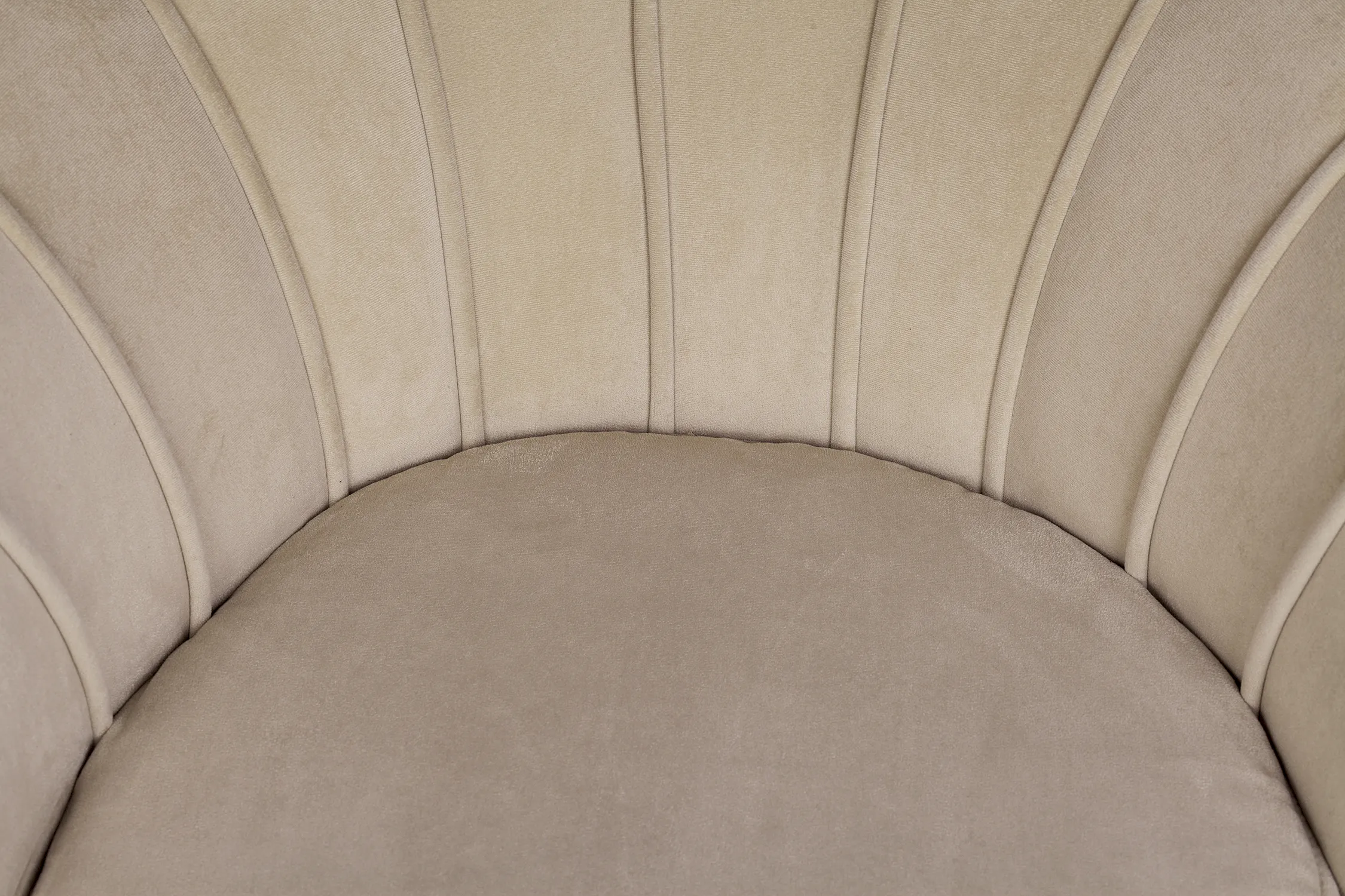 Низкое кресло ракушка Pearl Taupe в интерьере в Москве Низкое кресло ракушка Pearl Taupe в интерьере в Екатеринбурге