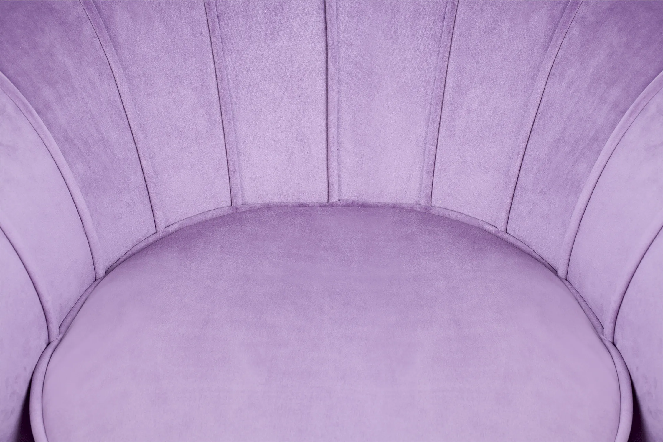 Низкое кресло ракушка Pearl Purple в интерьере в Екатеринбурге