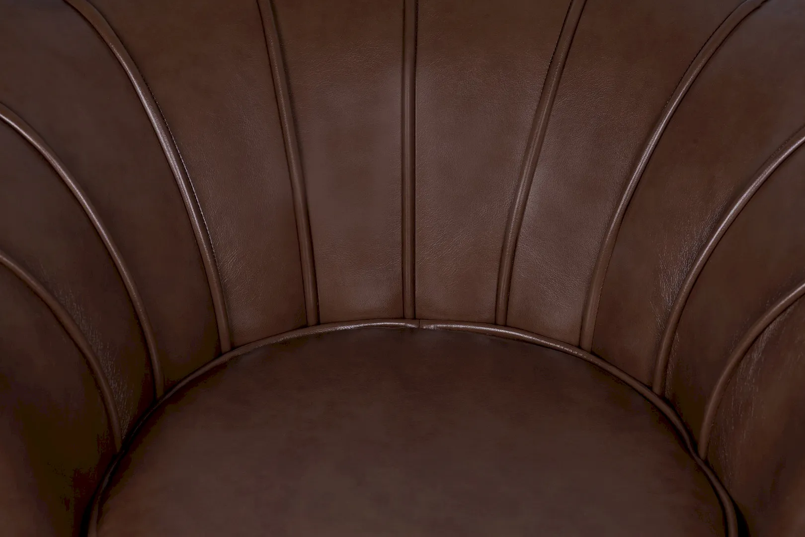 Низкое кресло ракушка Pearl Brown V2 в интерьере в Екатеринбурге