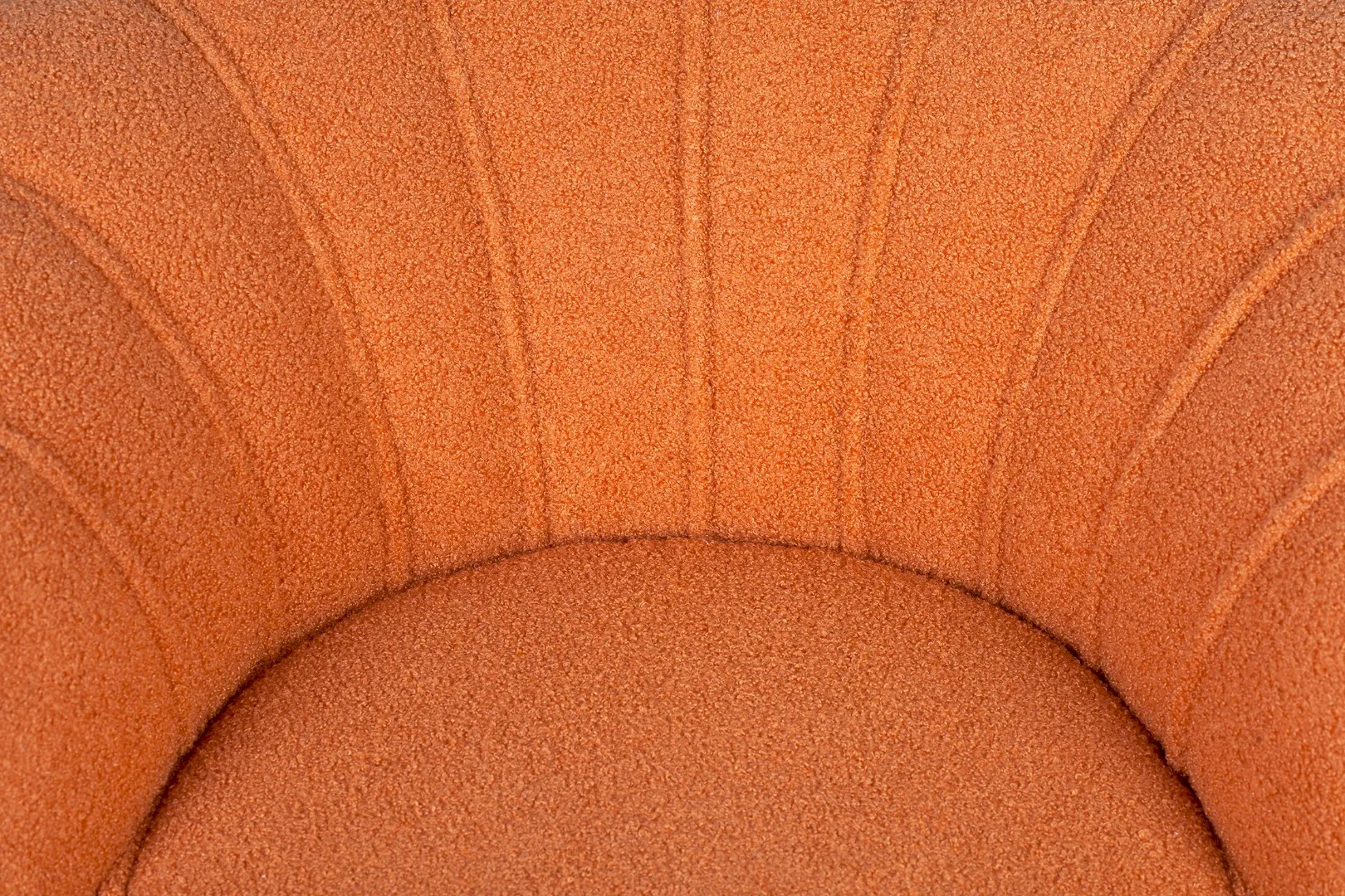 Низкое кресло ракушка Pearl Orange Boucle в интерьере в Екатеринбурге