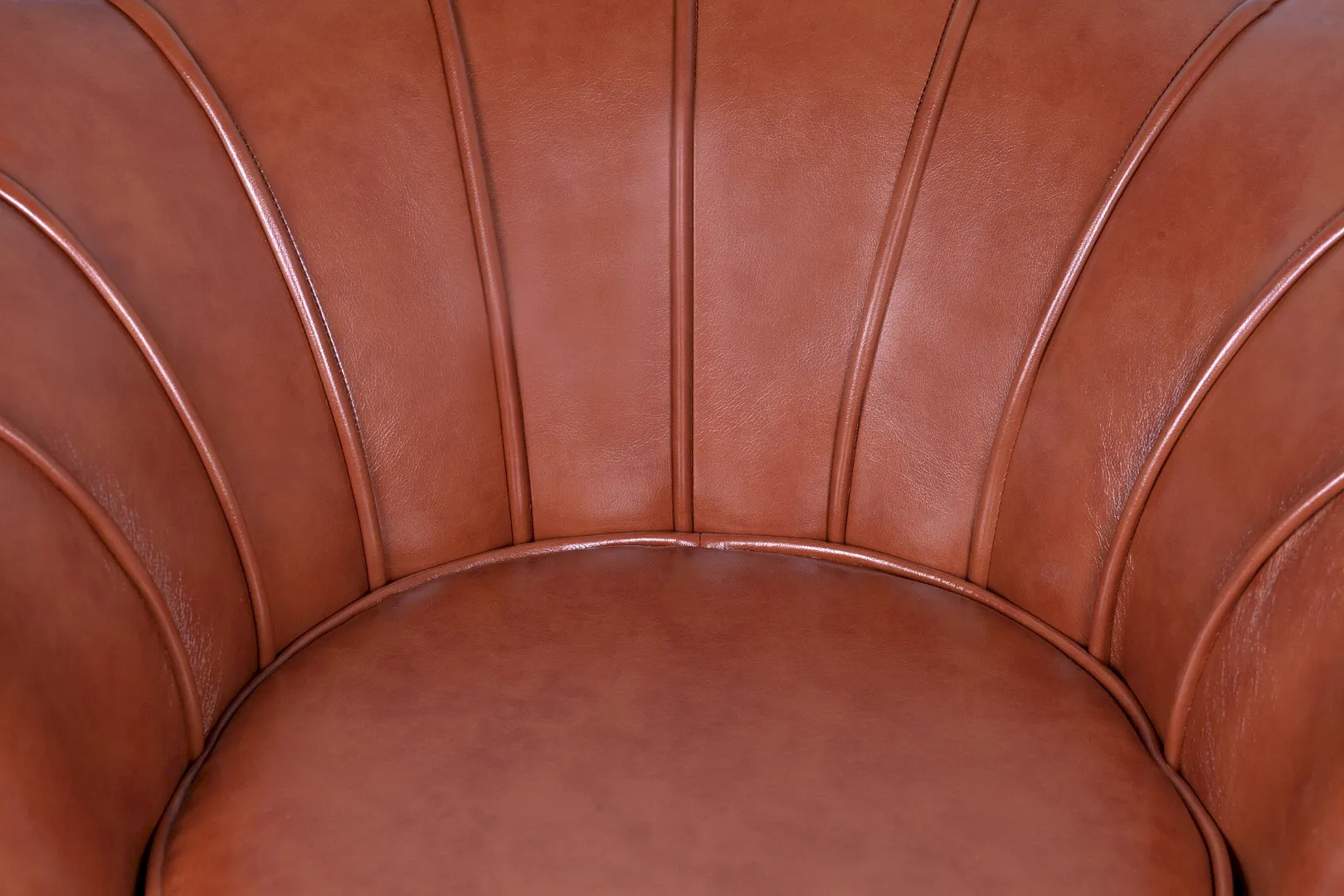 Низкое кресло ракушка Pearl Brown в интерьере