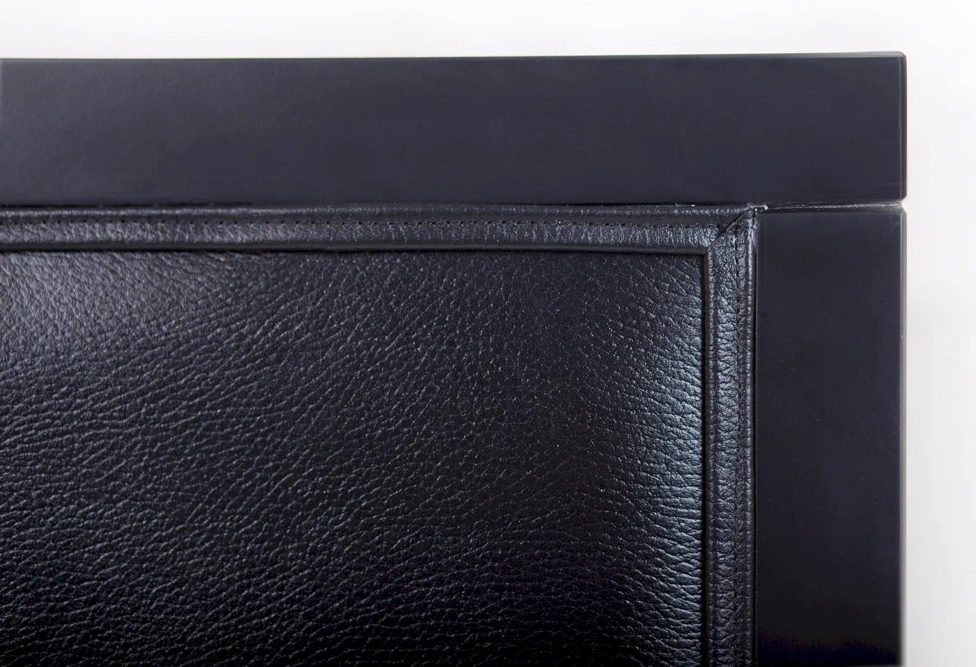 Классическое американское кресло Colin Black Leather в интерьере в Москве Классическое американское кресло Colin Black Leather в интерьере в Екатеринбурге