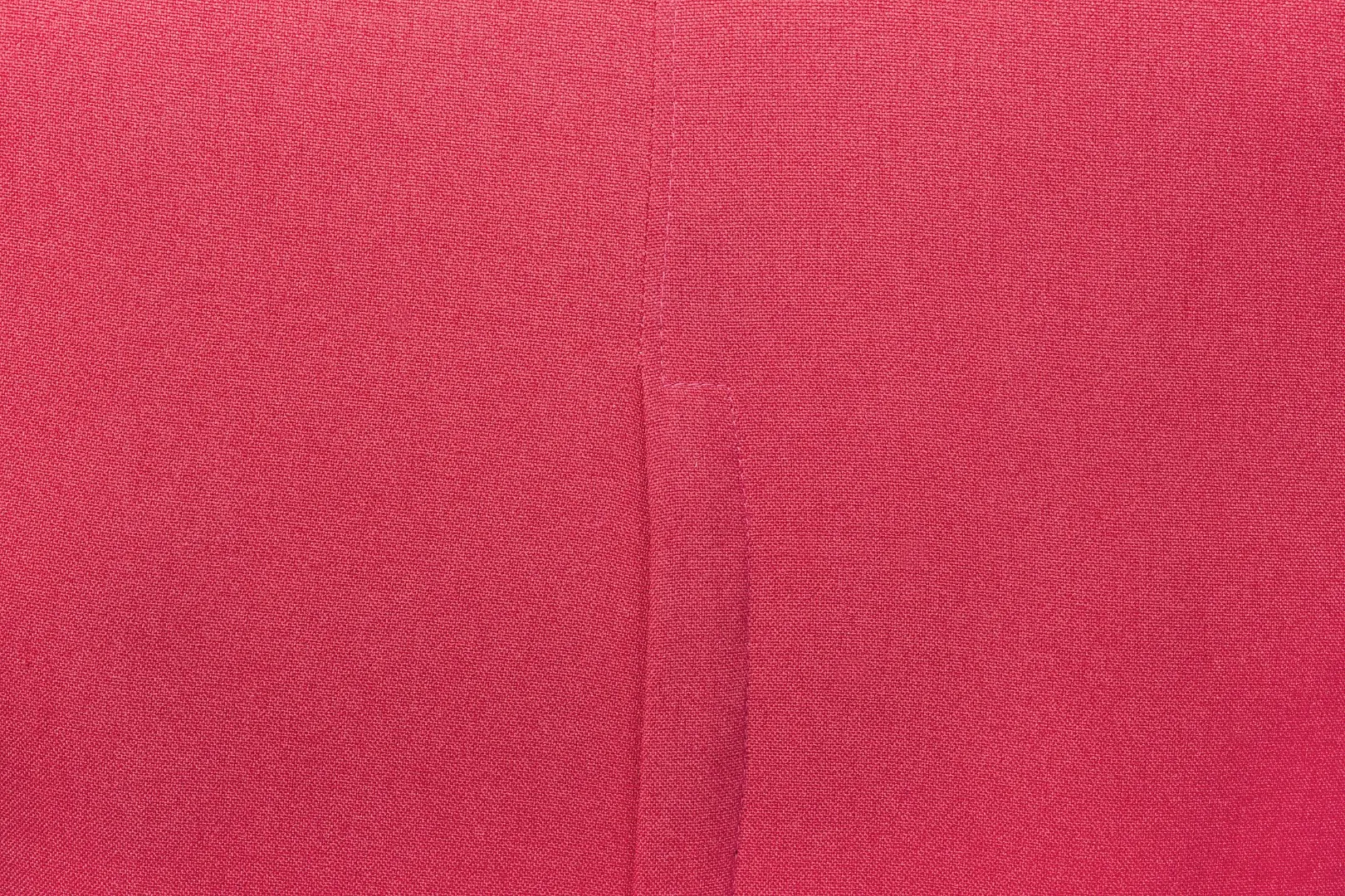 Низкое кресло Fuller Red V2 в интерьере в Екатеринбурге