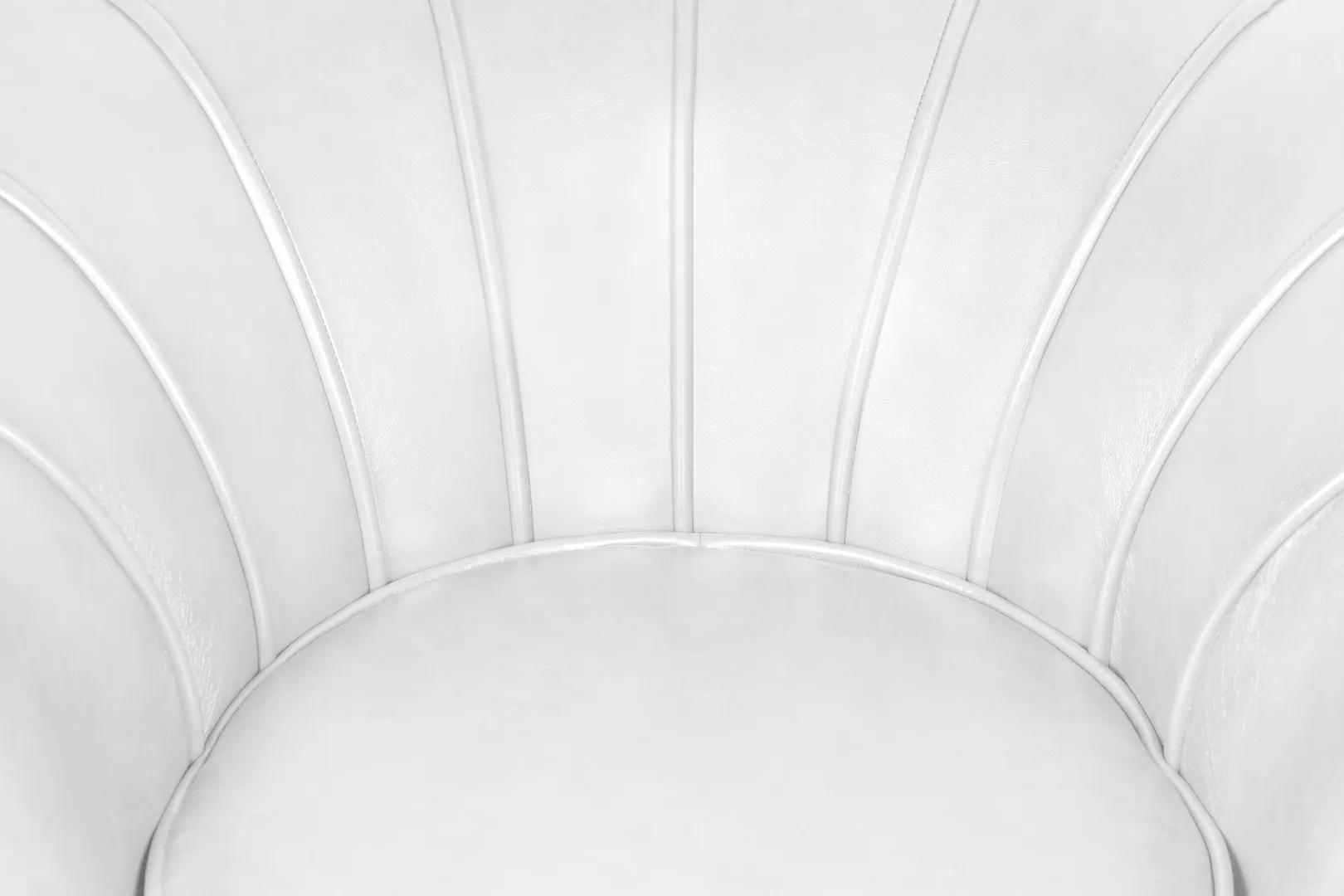 Низкое кресло ракушка Pearl White в интерьере в Екатеринбурге