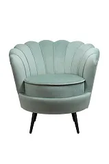 Низкое кресло ракушка Pearl Green на черных ножках в интерьере