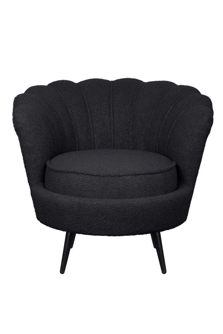 Низкое кресло ракушка Pearl Black Boucle на черных ножках в интерьере
