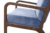 купить стильное Низкое кресло с деревянными подлокотниками Mody Sky цвет синий в интернет-магазине