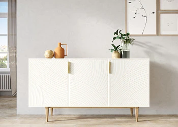 Комод с тремя дверками 